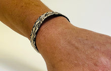 Load image into Gallery viewer, He‘e thin Kapa Bracelet