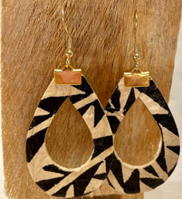 Load image into Gallery viewer, ‘Ihe Earrings-Cut Loop 2&quot;-Gold
